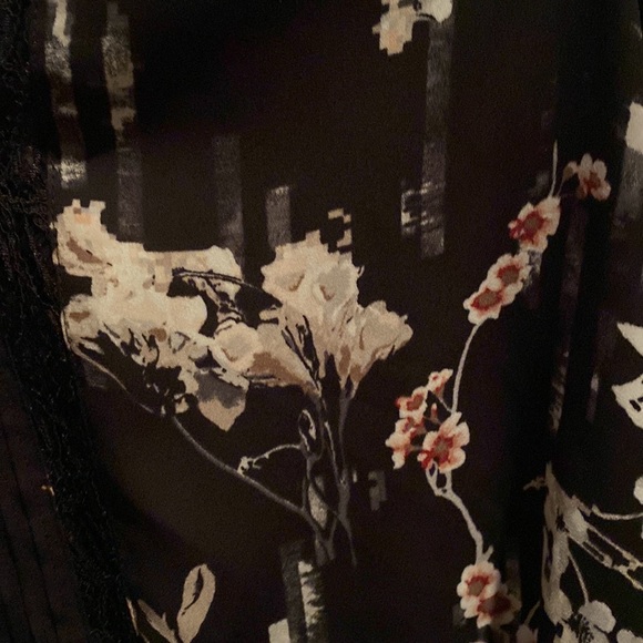 Tunic length flowered blouse - Picture 2 of 4